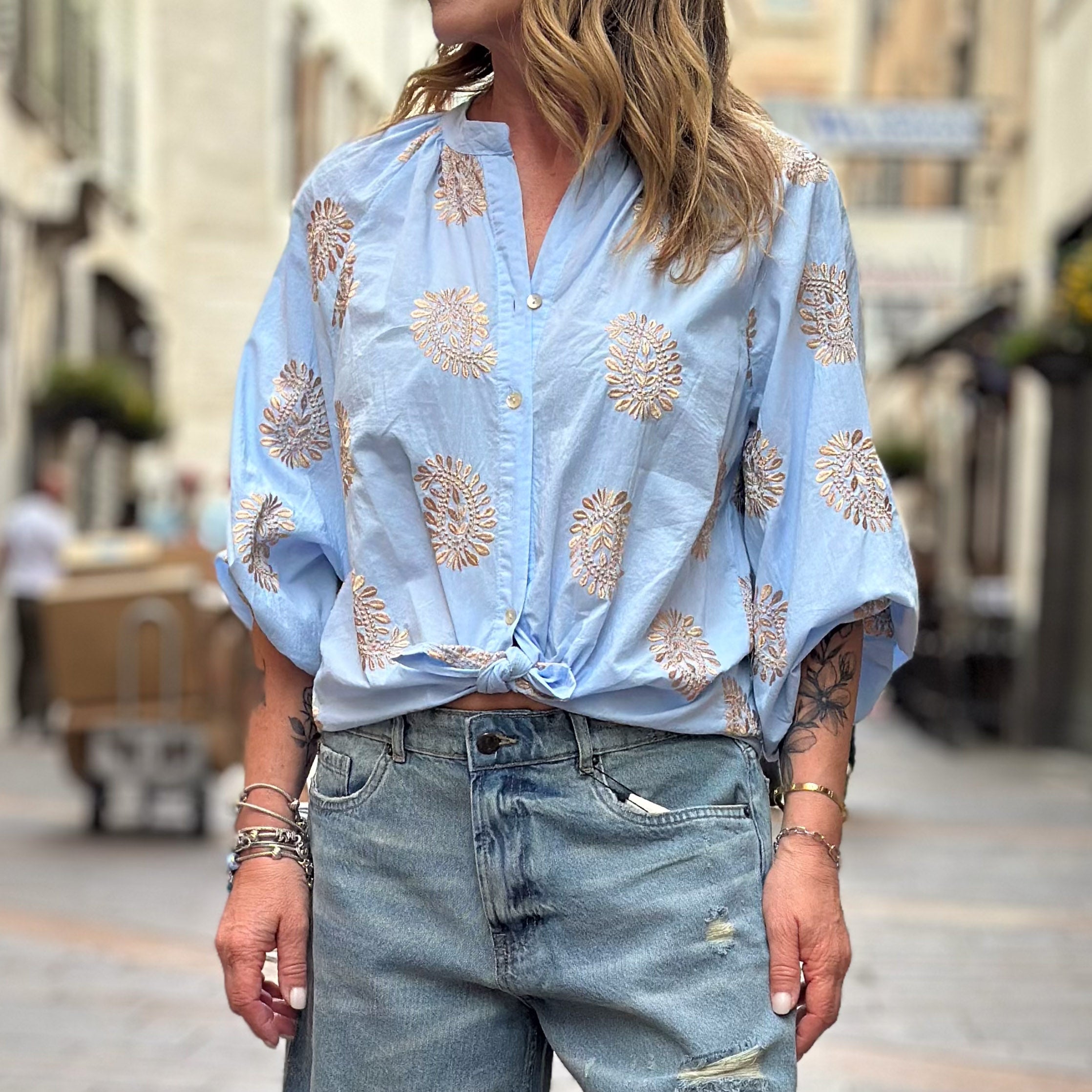 Camicia azzurra - fiori