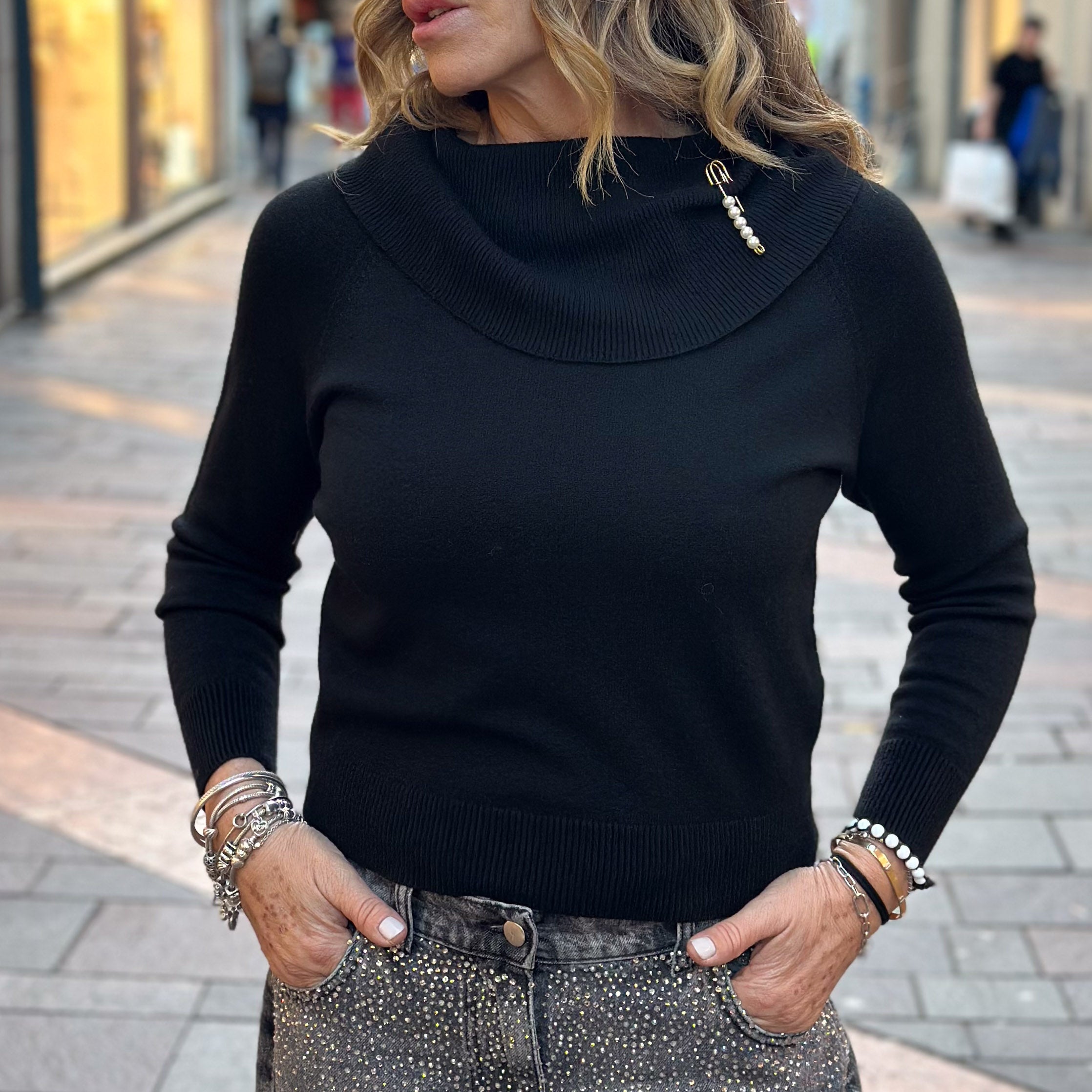 Maglia con scollo a barchetta e spilla - Philia Loft