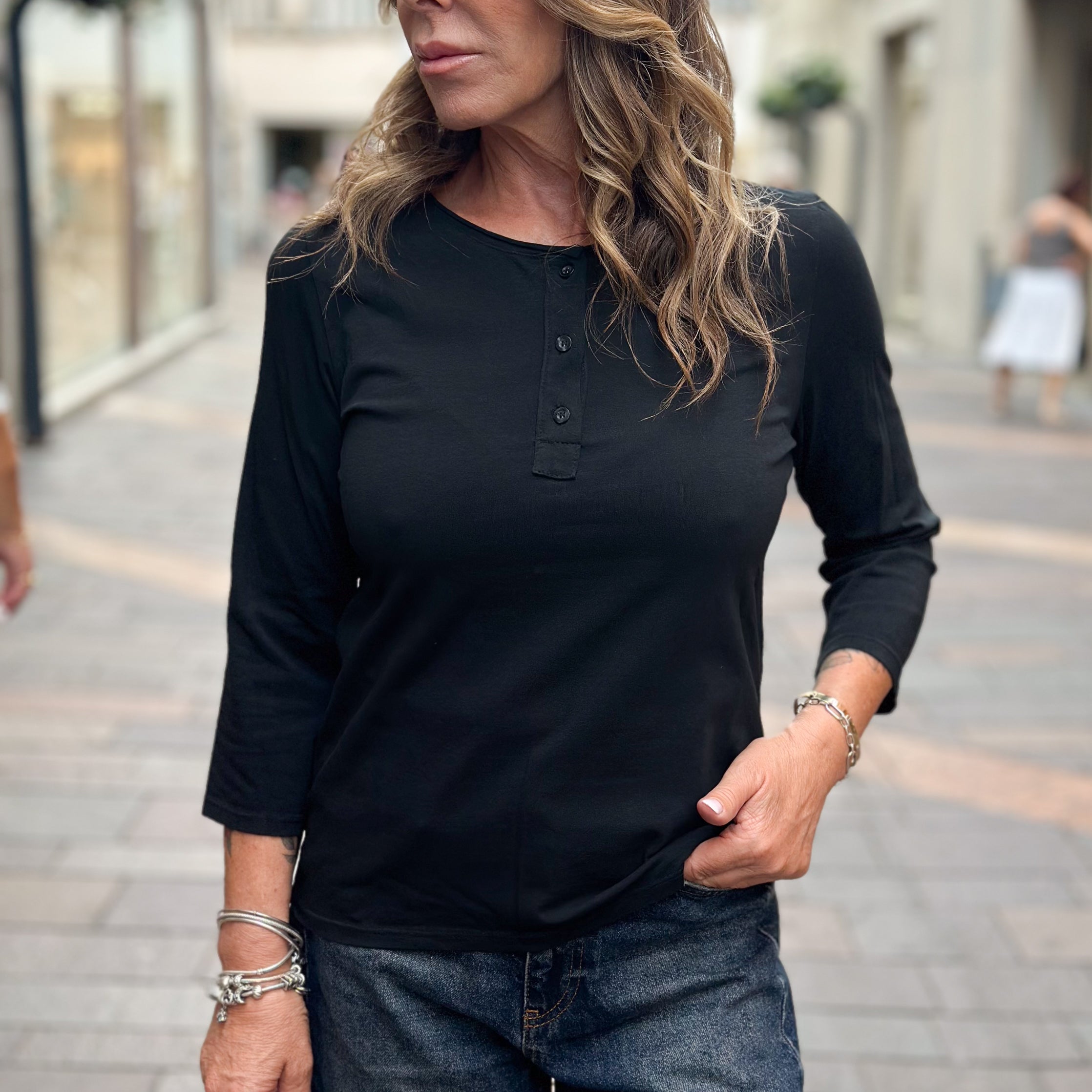 Maglietta in cotone modello serafino - Nera, bianca, viola, marrone
