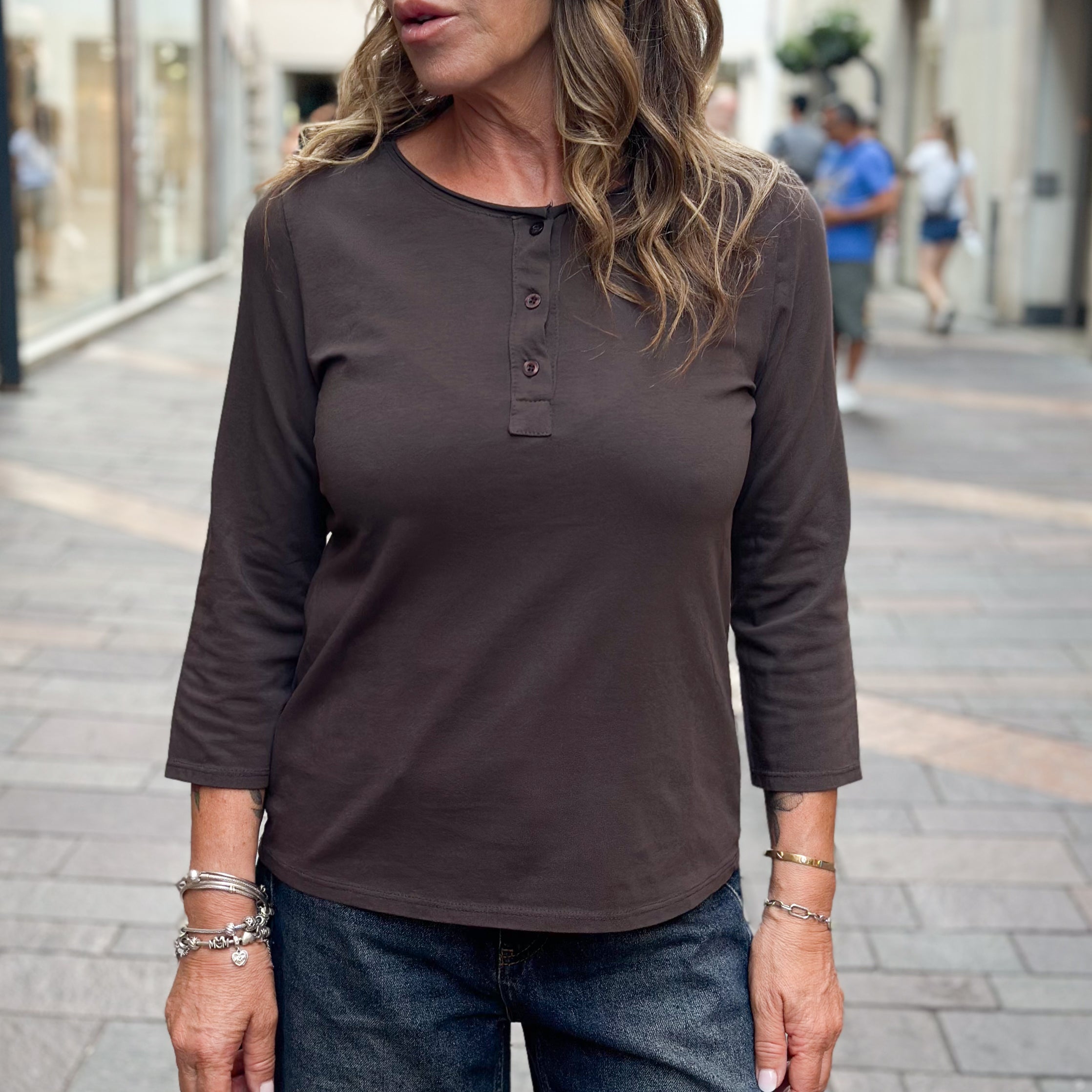 Maglietta in cotone modello serafino - Nera, bianca, viola, marrone